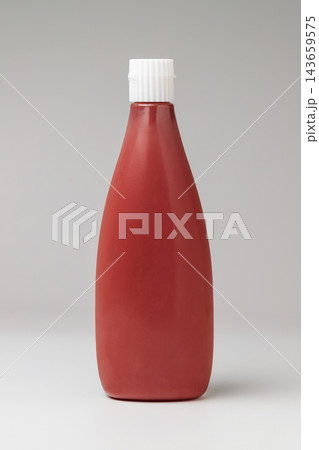 白背景に立てて置いた容器入りトマトケチャップ1本の正面写真 143659575