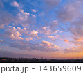 日没前の秋の不安定な空の模様 143659609