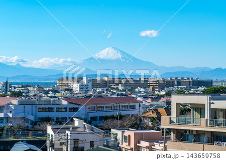 【神奈川県】江の島の街並みと雄大な富士山 【神奈川県】江の島の街並みと雄大な富士山 143659758