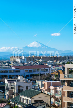 【神奈川県】江の島の街並みと雄大な富士山 143659759