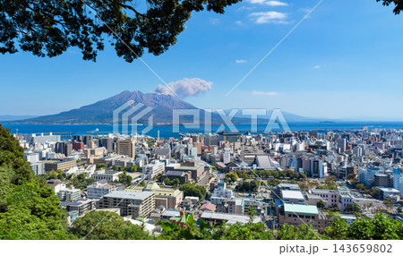 城山展望台から望む噴火した桜島と広がる鹿児島市街地、錦江湾を航行する高速船 城山展望台から望む噴火した桜島と広がる鹿児島市街地、錦江湾を航行する高速船 143659802