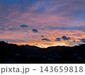 夕焼けに染まる紫桃色の雲と山並みのシルエット 143659818