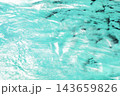 艶のあるターコイズブルーの水流のような抽象イメージ 143659826