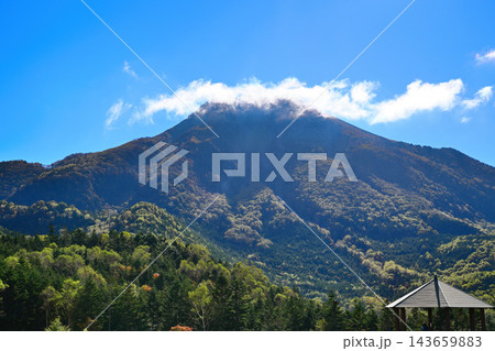 晴れた日 青空のなかの日光白根山 晴れた日 青空のなかの日光白根山 143659883