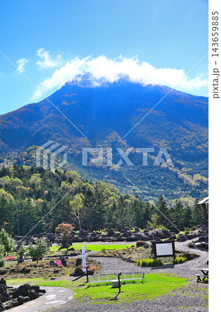 晴れた日　青空のなかの日光白根山　ロープウエイ山頂　　　 143659885