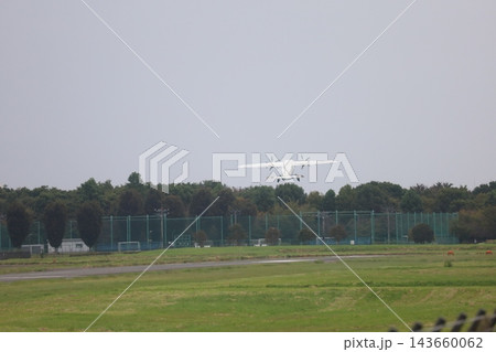 東京の調布飛行場を三宅島に向けて飛び立った飛行機 143660062