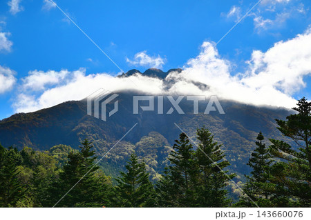 晴れた日 青空のなかの日光白根山 ロープウエイ山頂 晴れた日 青空のなかの日光白根山 ロープウエイ山頂 143660076