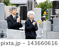 冠婚葬祭　お墓で手を合わせるシニア夫婦 143660616