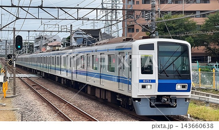 西武池袋線東久留米駅に進入する西武鉄道6000系電車(アルミ車体・6151編成) 西武池袋線東久留米駅に進入する西武鉄道6000系電車(アルミ車体・6151編成) 143660638