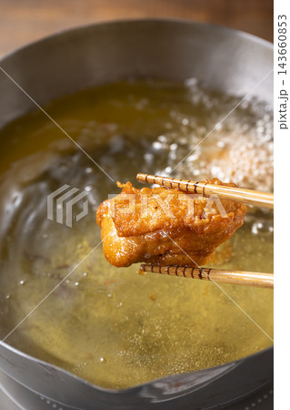 鶏肉の唐揚げ調理中 鶏肉の唐揚げ調理中 143660853
