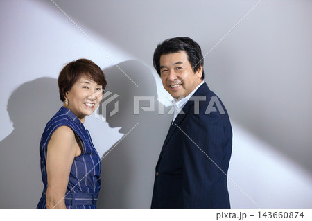 おしゃれをして笑顔で寄り添う60代夫婦 おしゃれをして笑顔で寄り添う60代夫婦 143660874