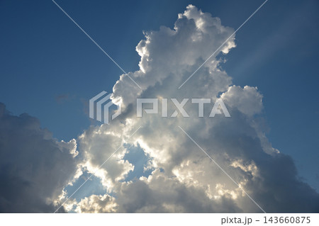 雲の間から見える太陽の明かり 143660875