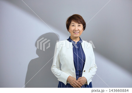 ジャケットを羽織った素敵な笑顔の60代女性 ジャケットを羽織った素敵な笑顔の60代女性 143660884