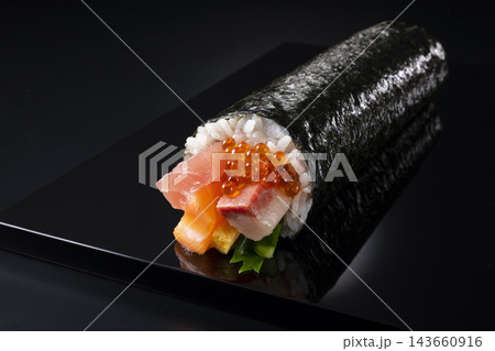 海鮮たっぷりの恵方巻き 海鮮たっぷりの恵方巻き 143660916