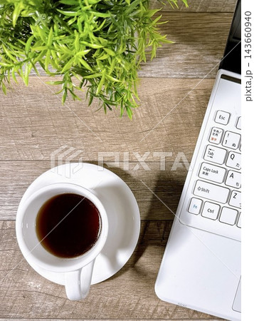 アンティーク調のデスクとパソコンとコーヒー　テレワークのコーヒーブレイク 143660940