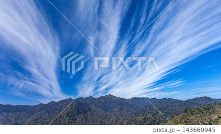 屋久島 上層雲巻雲 太鼓岩から(春 屋久島 上層雲巻雲 太鼓岩から(春 143660945
