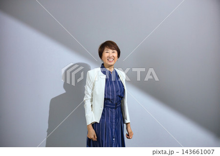 ジャケットを羽織った素敵な笑顔の60代女性 ジャケットを羽織った素敵な笑顔の60代女性 143661007