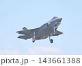 着陸態勢の航空自衛隊のF-35A　 143661388