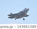 着陸態勢の航空自衛隊のF-35A　 143661389