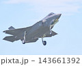 着陸態勢の航空自衛隊のF-35A　 143661392