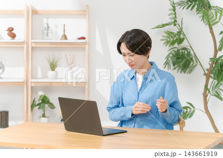 リビングでパソコンを使う若い女性 143661919