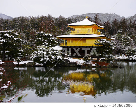 金閣寺と雪の松、京都 143662090