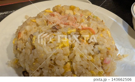 卵やねぎを混ぜ込んだ町中華のチャーハン 卵やねぎを混ぜ込んだ町中華のチャーハン 143662506