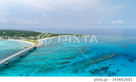 沖縄　伊平屋島の海　ドローン空撮 143662681