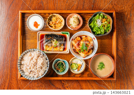 魚の煮付け(照り焼き)と多彩な小鉢、雑穀米のバランス和食丸盆定食 魚の煮付け(照り焼き)と多彩な小鉢、雑穀米のバランス和食丸盆定食 143663021