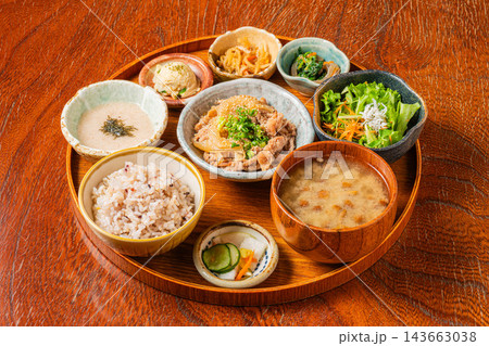 豚肉の炒め物ととろろ、豊富な小鉢が並ぶ健康的な和食定食 143663038