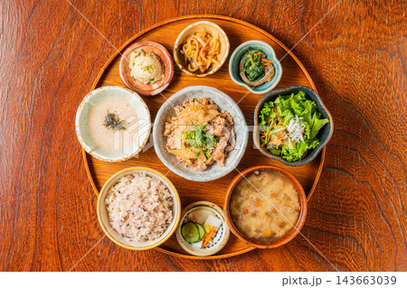 豚肉の炒め物ととろろ、豊富な小鉢が並ぶ健康的な和食定食 143663039