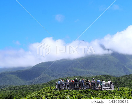 白い雲がかかる知床連山 白い雲がかかる知床連山 143663081