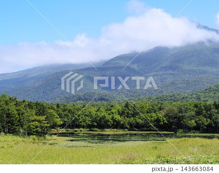 夏の知床連山と一湖 143663084
