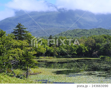 夏の知床連山と一湖 143663090