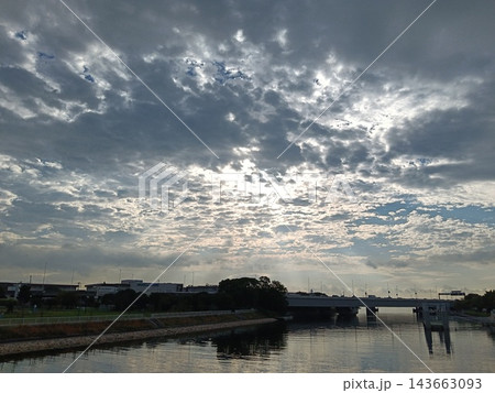 川と橋、都市景観と雲の広がる空 地域紹介・観光・環境素材に 川と橋、都市景観と雲の広がる空 地域紹介・観光・環境素材に 143663093