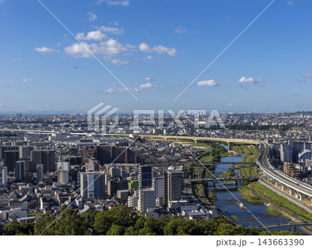 秋晴れの空と川沿いに広がる街の風景 143663390