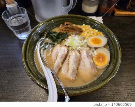コーンと味玉をトッピングした味噌チャーシュー麺 コーンと味玉をトッピングした味噌チャーシュー麺 143663569