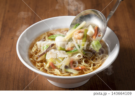 五目あんかけラーメン　お玉で餡をかけているイメージ 143664109