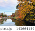 紅葉に包まれる彦根城堀割➀ 143664139
