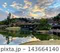 秋の玄宮園から望む彦根城夕景 143664140