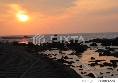 深浦の海の夕景 143664228
