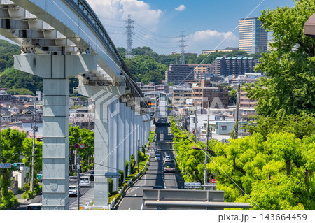夏の青空の下を走る多摩モノレールの風景 143664459