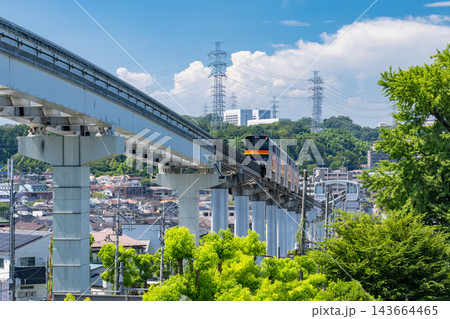 夏の青空の下を走る多摩モノレールの風景 143664465