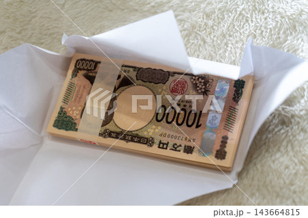 中包みから覗く百万円の札束 143664815
