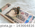 百万円の札束と白髪の老夫婦の人形 143664816