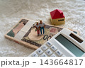 百万円の札束、白シャツのカップル人形、電卓と家 143664817