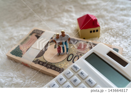 百万円の札束、白シャツのカップル人形、電卓と家 百万円の札束、白シャツのカップル人形、電卓と家 143664817