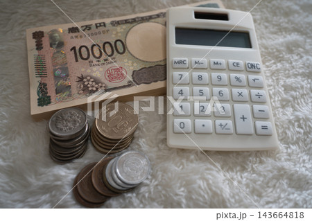 百万円の札束、コインと電卓 143664818