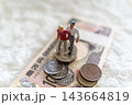 百万円の札束、男性同士のカップル人形とコイン 143664819