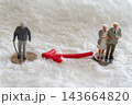 白髪の老夫婦と孤独な老人の人形 143664820